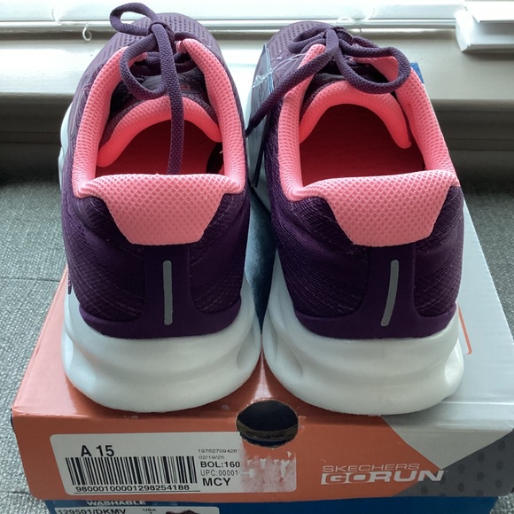 Skechers Women's GO RUN Swirl Tech Speed Running Sneakers, size 9 - Picture 2 of 12
